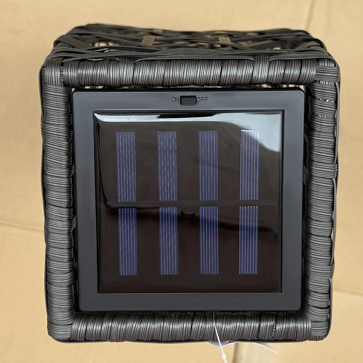Outsunny Rattan Außenleuchte, Solar Gartenlampe, Einschaltautomatik, LED, wetterfest, Metallrahmen, 20 x 20 x 68cm, Grau