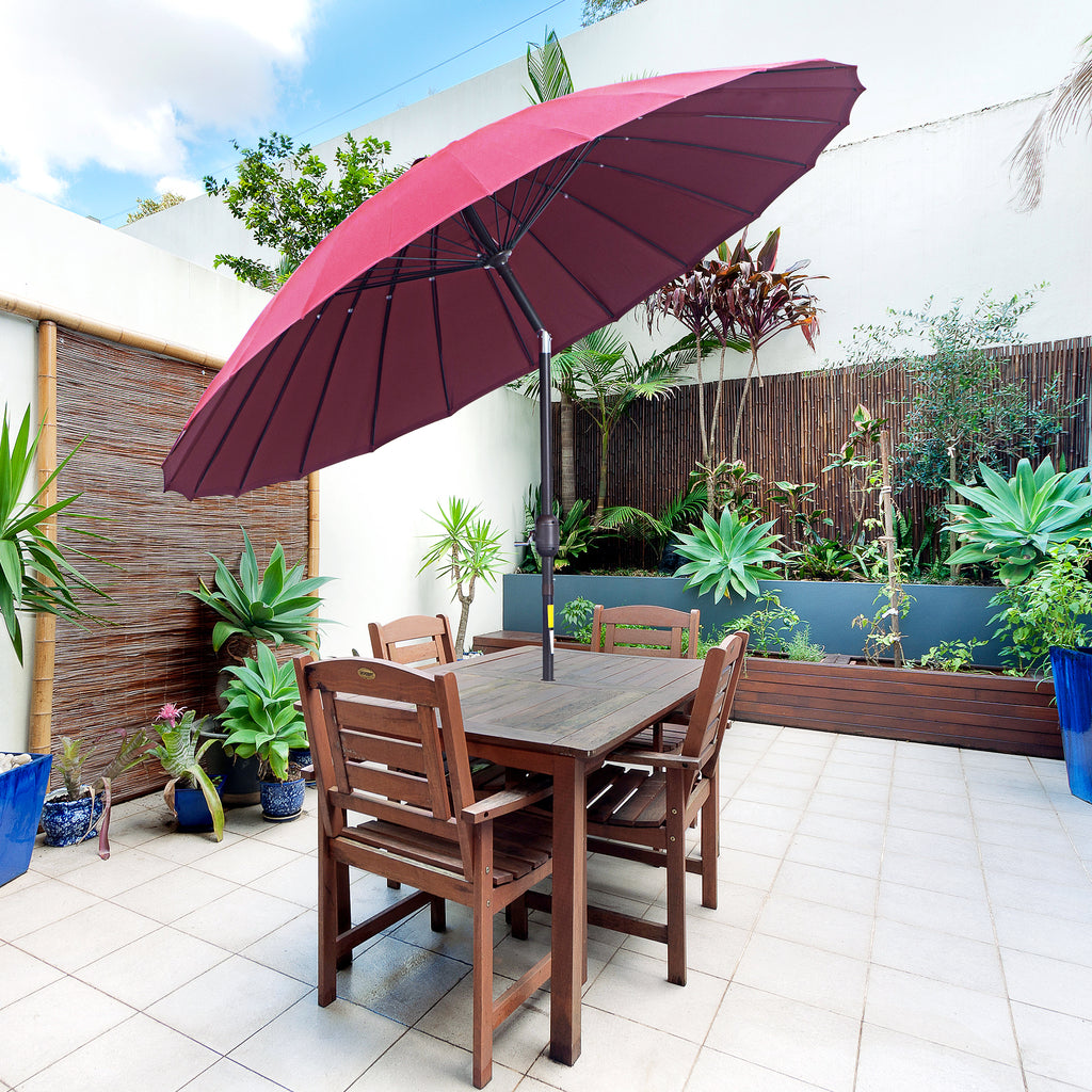Outsunny Garten Sonnenschirm Neigbarer Sonnenschirm rund mit 24 Fiberglasstreben Kurbel Aluminium Glasfaser Polyester Durchmesser 2,60 m Farbe Rot