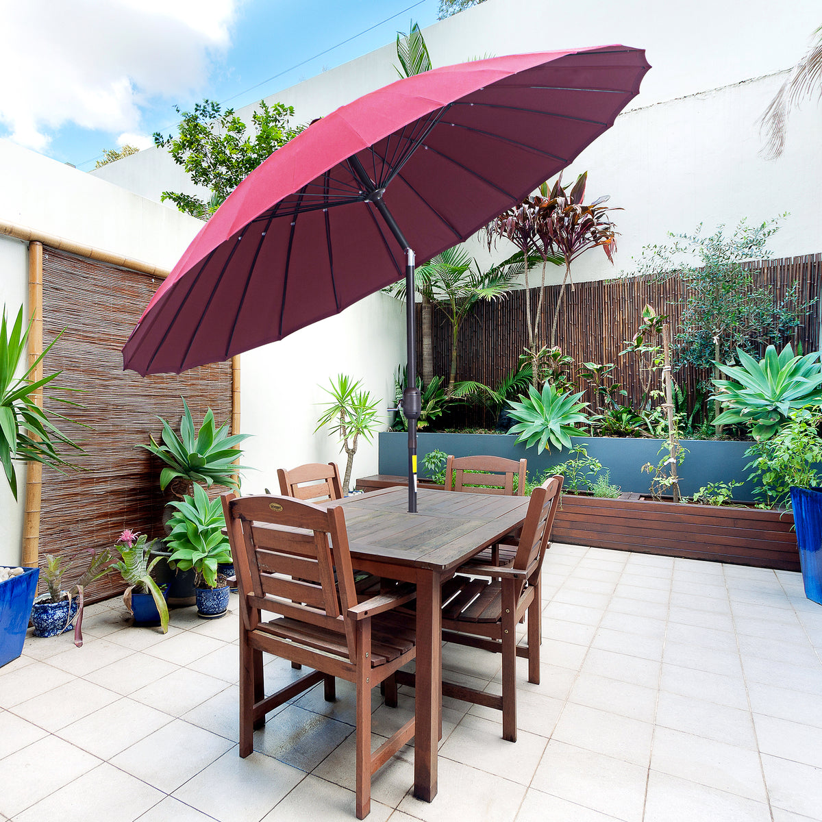 Outsunny Garten Sonnenschirm Neigbarer Sonnenschirm rund mit 24 Fiberglasstreben Kurbel Aluminium Glasfaser Polyester Durchmesser 2,60 m Farbe Rot