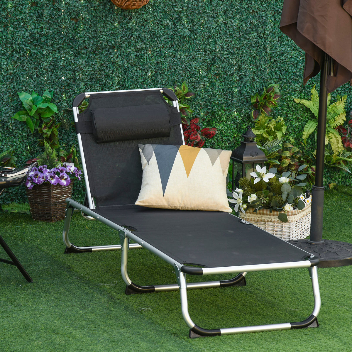 Outsunny Sonnenliege faltbar Gartenliege mit Kopfkissen Liegestuhl mit der 4-stufig verstellbaren Rückenlehne Campingliege bis 120 kg belastbar für Outdoor-Park, Garten, Schwarz