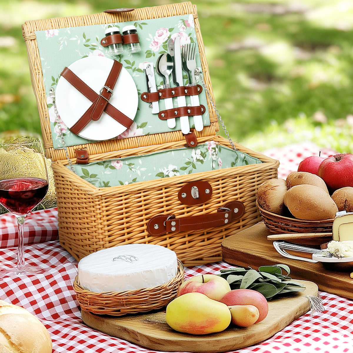 Outsunny Picknickkorb aus Weide für 2 Personen mit Tellern, Gläsern, Korkenzieher und Besteck, 40x30x20 cm, Hellbraun